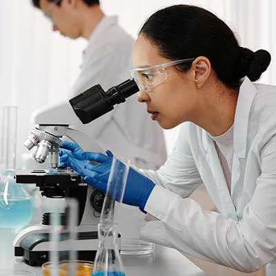Équipe médicale en laboratoire